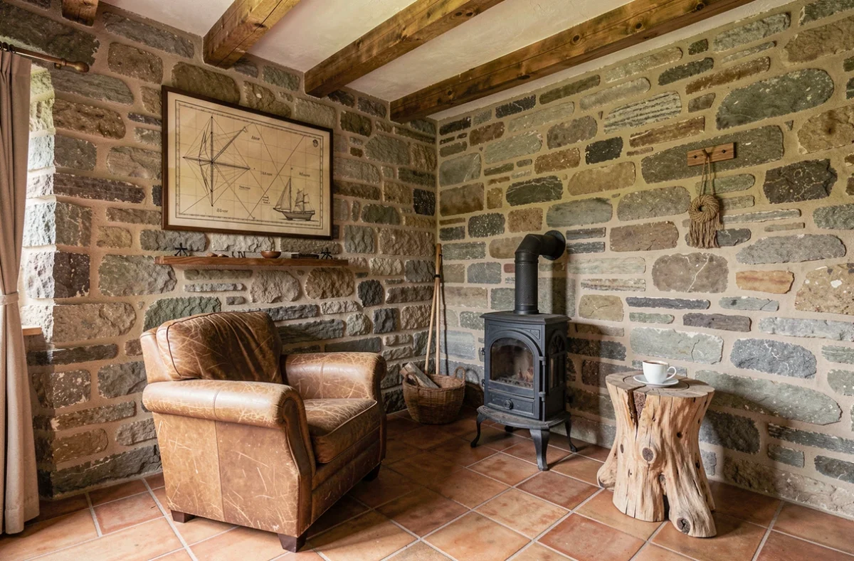 Intérieur authentique d'une maison de pêcheur avec murs en pierre, poutres apparentes et sol en tomettes